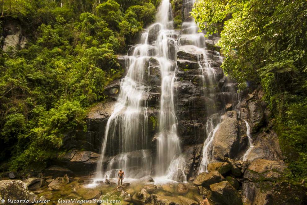 Imagem de um homem na Cachoeira Véu de Noiva.